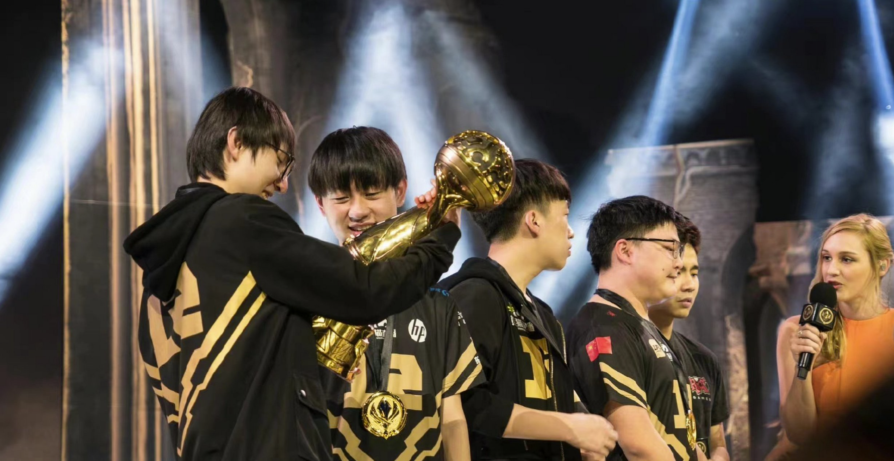 开云官网-C9翻盘RNG，Chovy团战一打五宿敌对决淘汰赛，成为赛场最大亮点的简单介绍