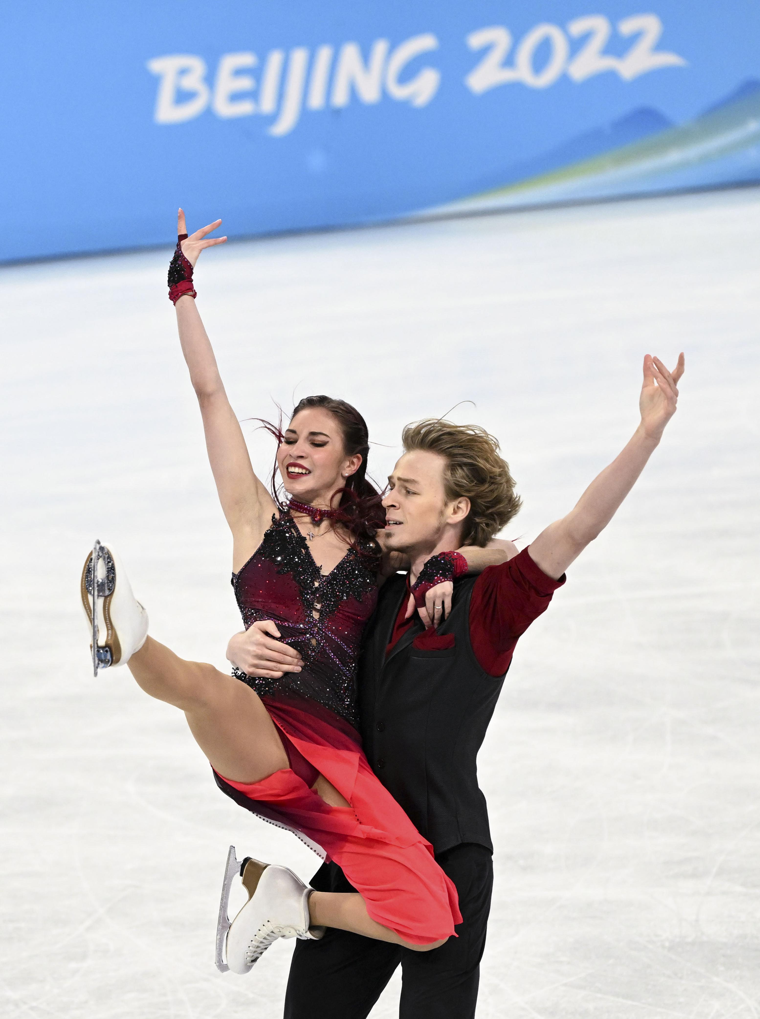 开云体育官方网站-魅力四射：花样滑冰冰上旋风的简单介绍