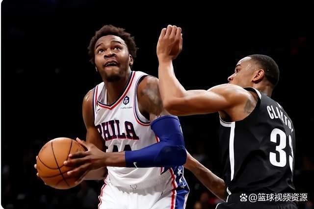 太阳队主教练客场作战,以教头身份跑出场地视察赛况 太阳队主教练客场作战,以教头身份跑出场地视察赛况