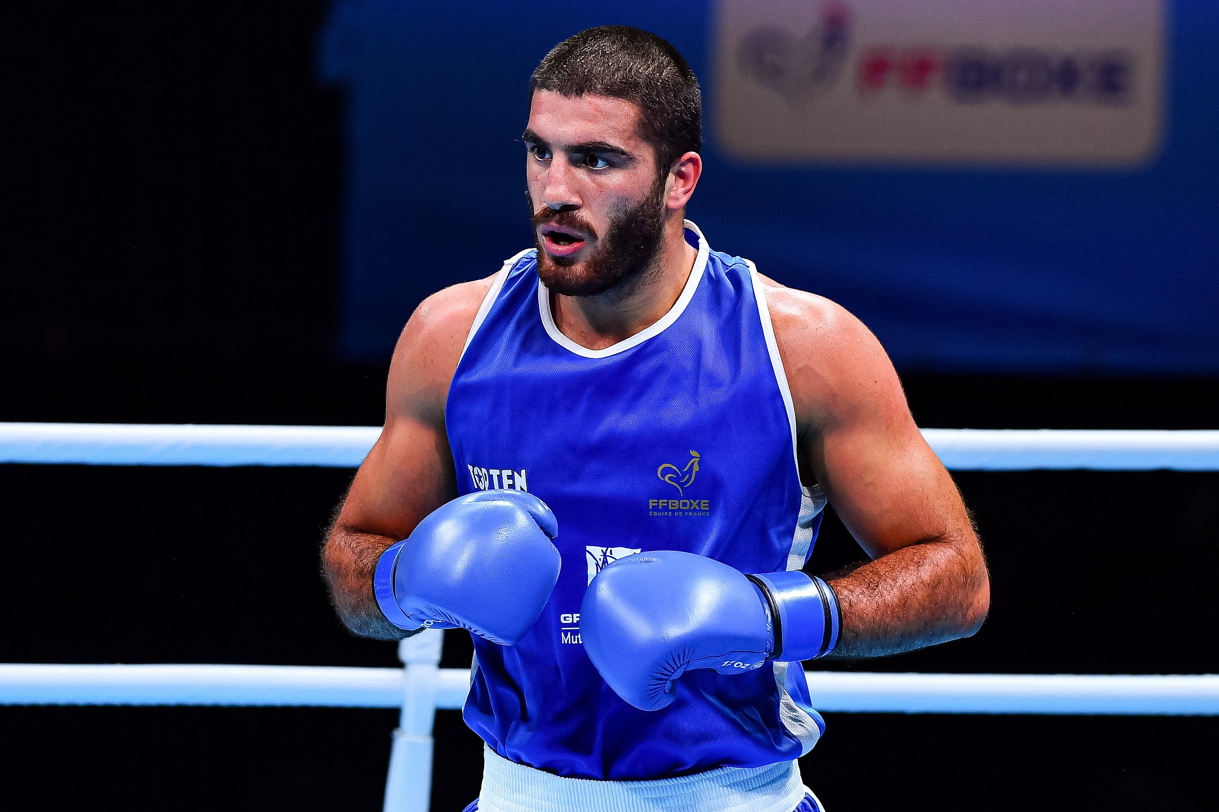 开云体育官网-法国拳击名将表现出色，再度登顶