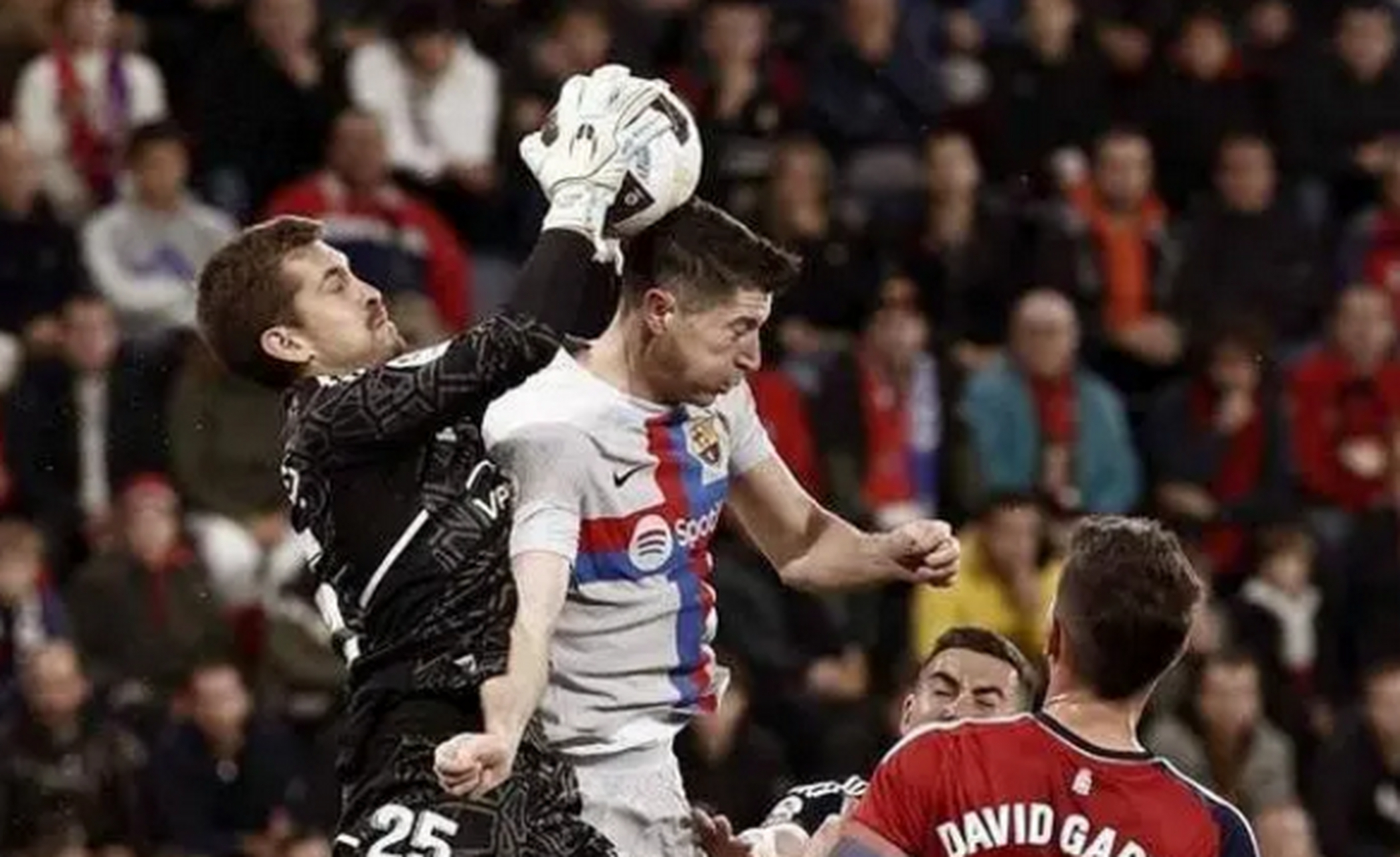 巴塞罗那防线不稳定,连续失球 巴塞罗那防线不稳定,连续失球