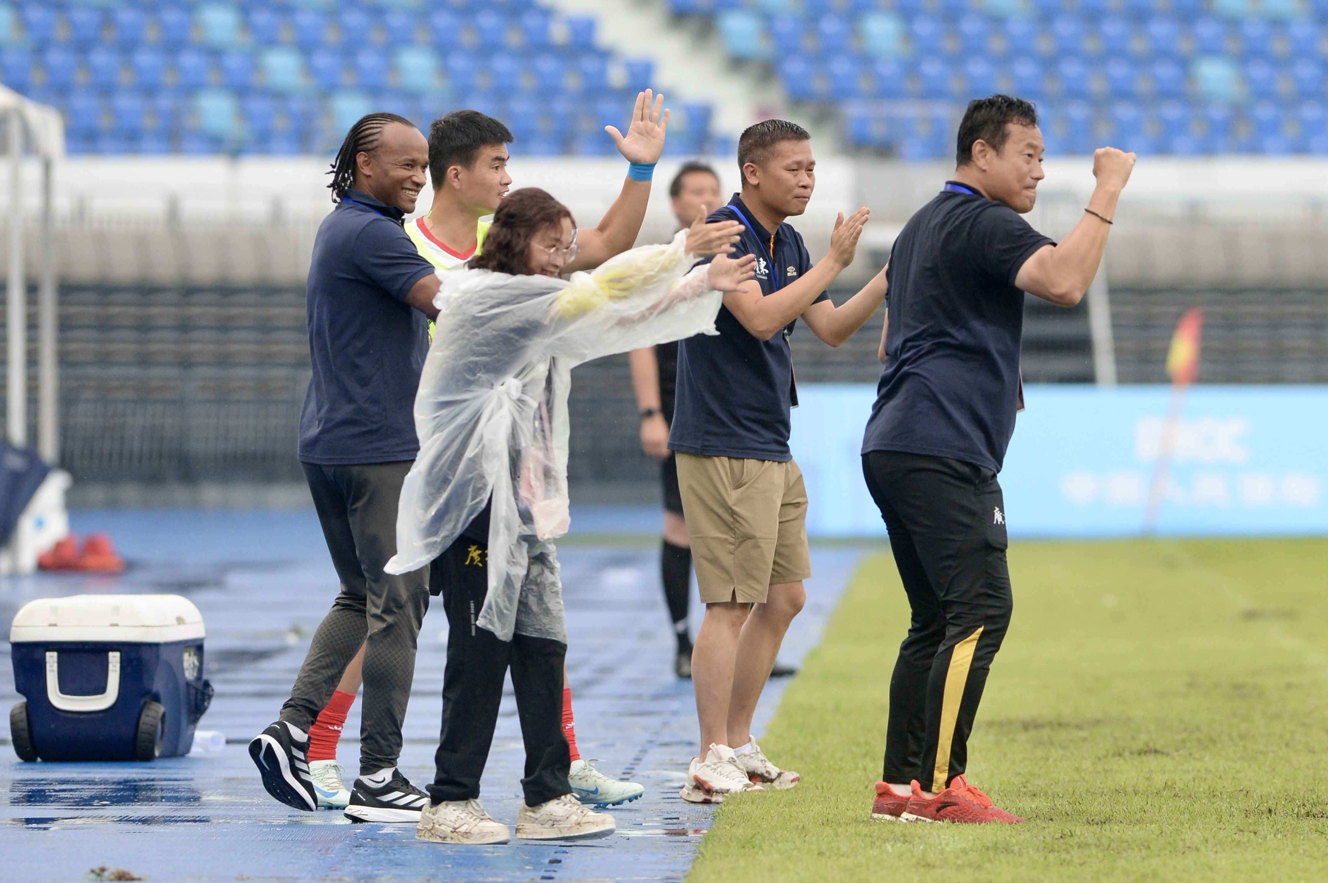 开云足球直播-足球赛场火爆情景上演，场面扣人心弦的简单介绍