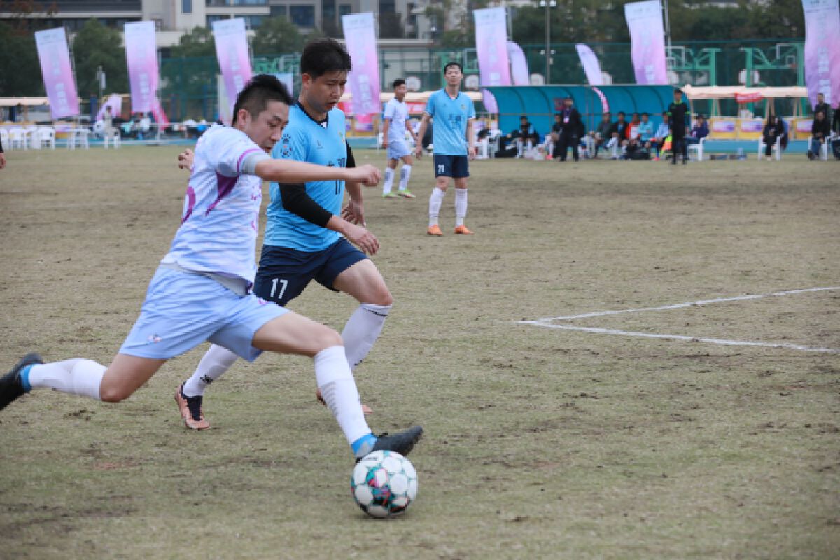 足球赛场火爆情景上演,场面扣人心弦的简单介绍 足球赛场火爆情景上演,场面扣人心弦的简单介绍