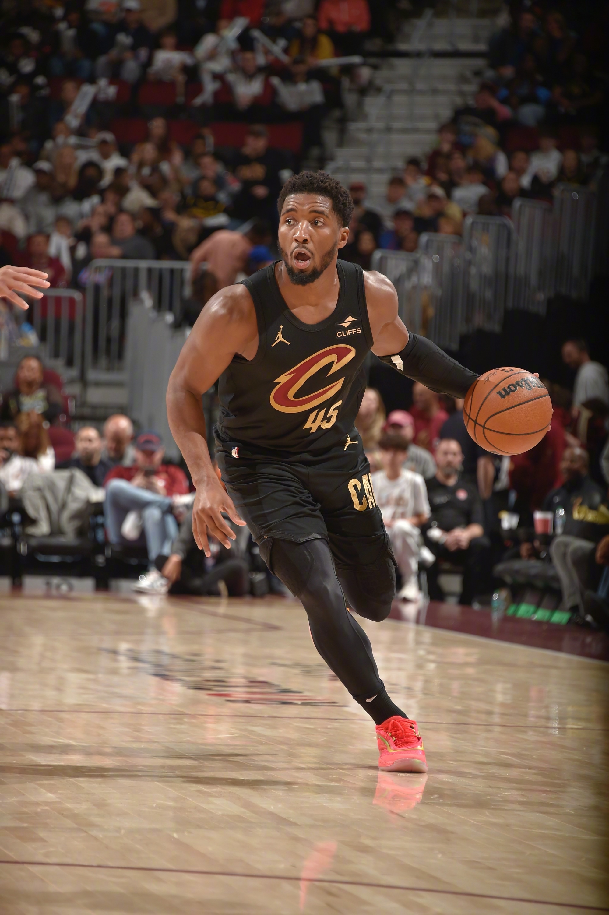 开云体育官方网站-骑士队主教练被提前解雇，球队成绩不理想