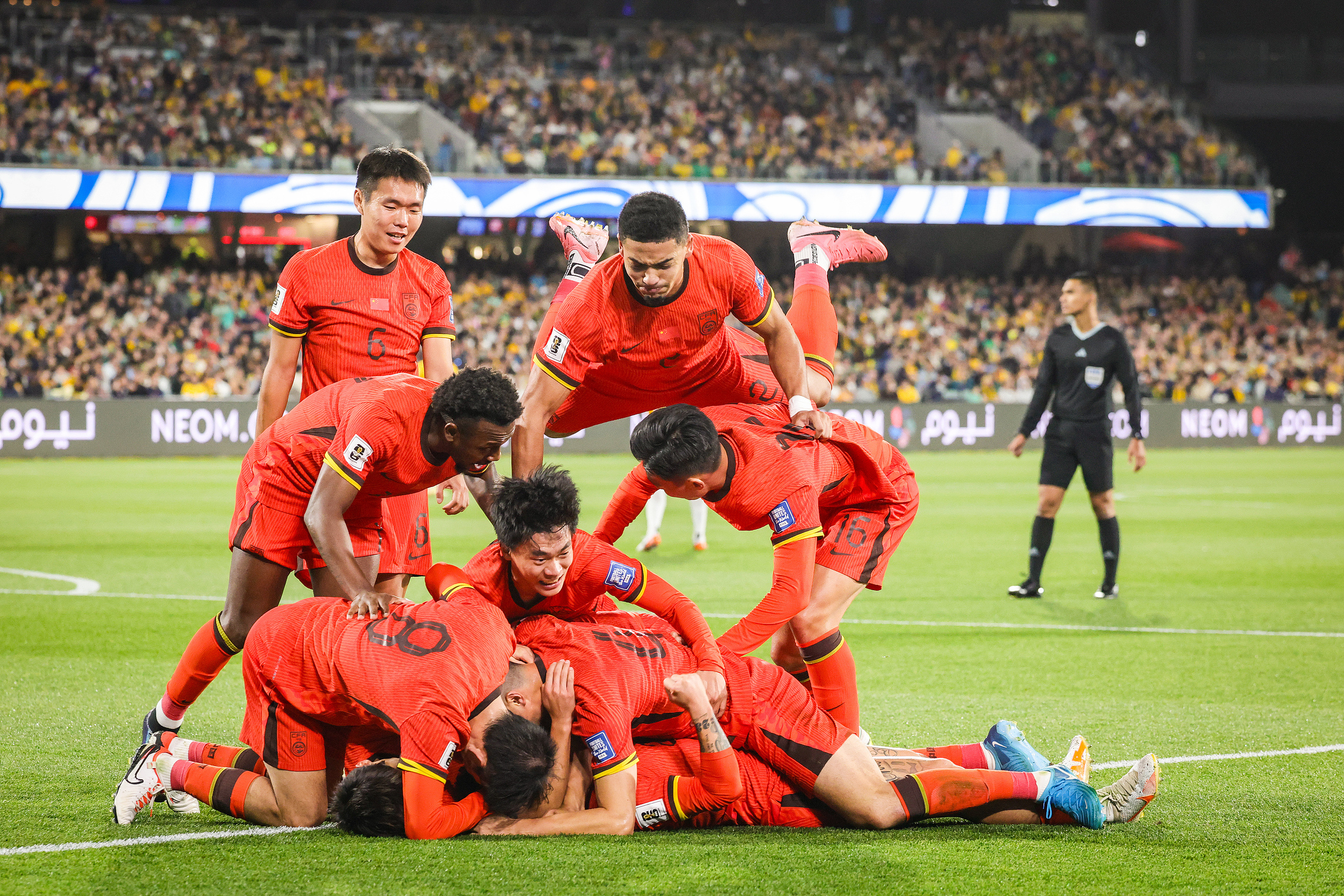 泰国队逆转德国队，安赛龙统治全场