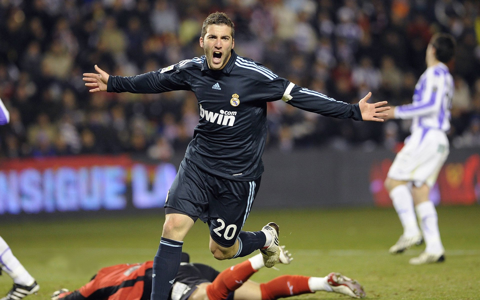 欧冠决赛焦点战,开拓者拿下老鹰,一场跨越时空的体育寓言