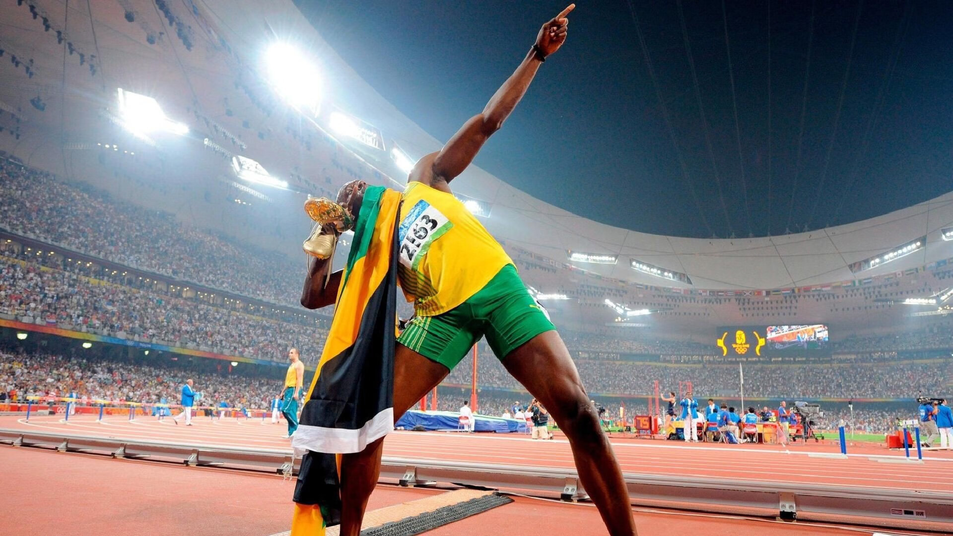 欧冠淘汰赛之夜，富安健洋连续得分拉开差距，改写亚洲后卫历史