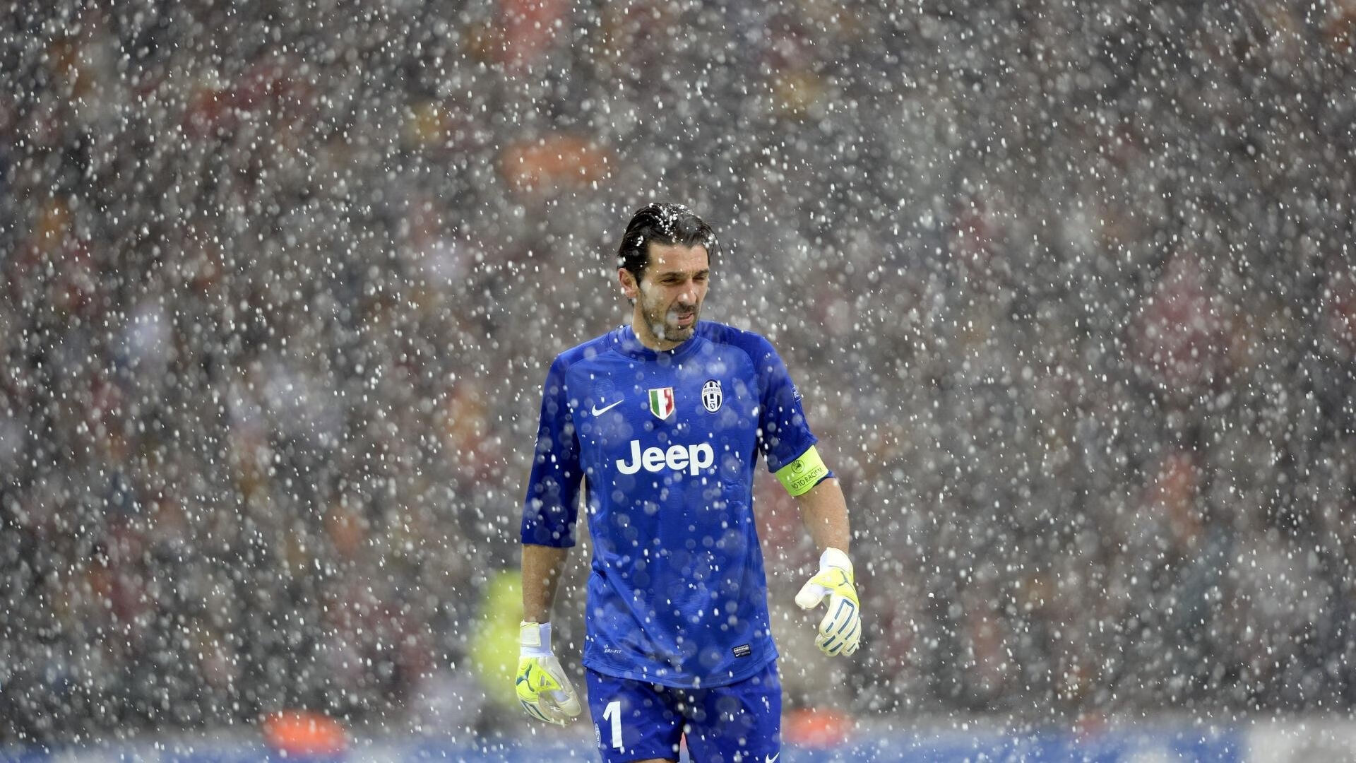 开云官网-铁血蓝黑铸就防守丰碑，苏亚雷斯欧冠之夜诠释巨星本色