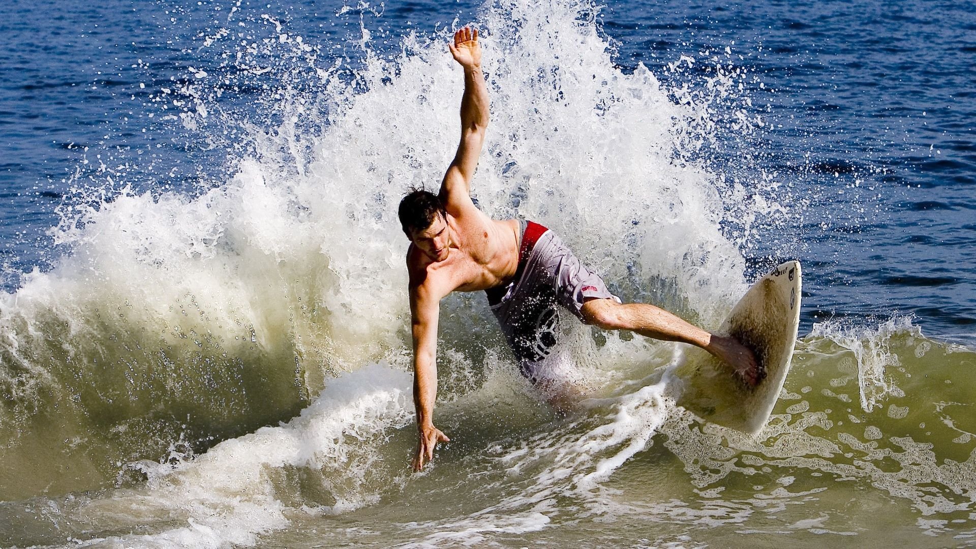 赛道上的绝对统治,维斯塔潘领衔红牛,梅赛德斯策略完胜哈斯